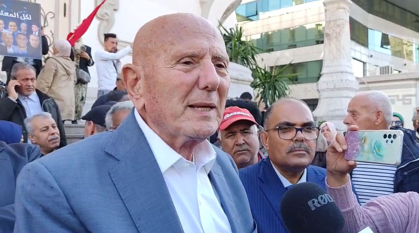 Manifestation de protestation du Front de salut national devant le Théâtre municipal