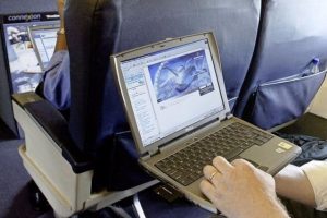 La Grande-Bretagne lève l'interdiction de transport d'appareils électroniques sur les vols de la Tunisie