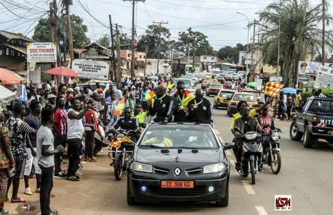 Cameroun: Accueil triomphant pour l’arbitre de la finale (photos)