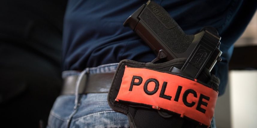 Un policier utilise son arme de service en dehors du travail