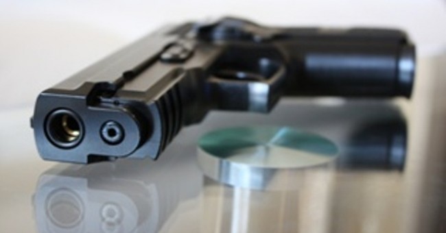 Un enfant de deux ans s'empare du pistolet de sa mère et la tue accidentellement