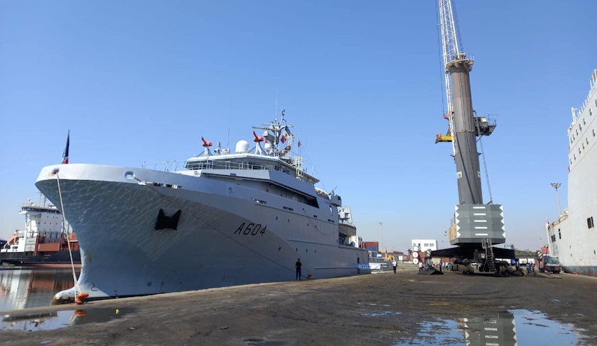 Arrivée par bateau d'un don français de trois conteneurs d’oxygène liquide