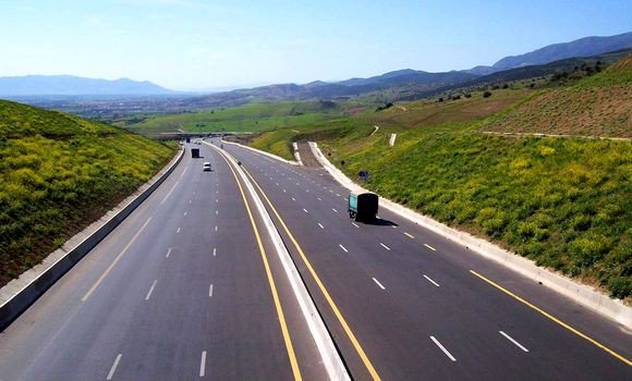 Bouteflika ordonne la finalisation de 84 km d’autoroute vers la Tunisie