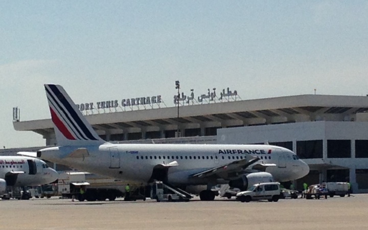 Les passagers d’un vol Tunis-Paris débarqués de l’avion à cause d’un homme douteux