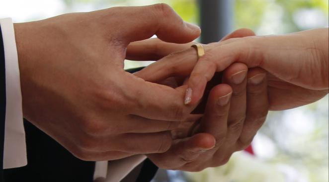 Mariée, elle passe un second contrat de mariage avec son ex-ami