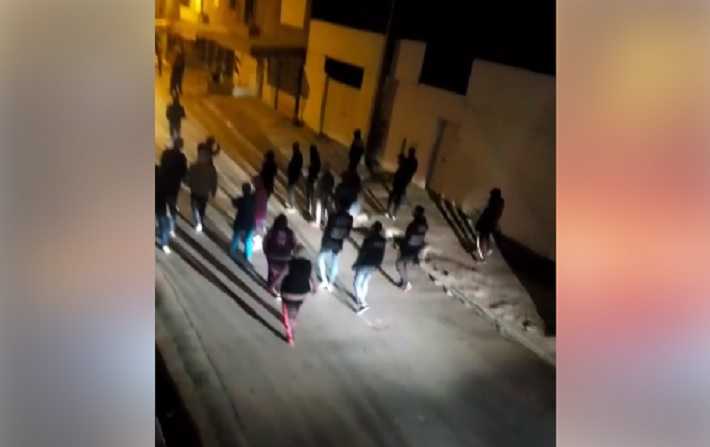 Des habitants de Bhar Lazreg enfreignent le couvre-feu pour chercher des aides sociales (Vidéo)