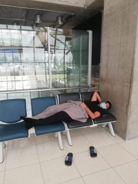 La détresse d'une famille tunisienne bloquée depuis un mois à l'aéroport de Bangkok