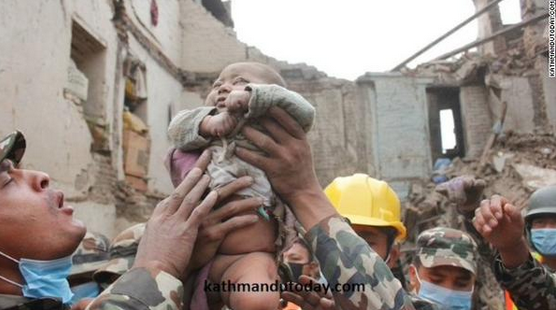 Sonit Awal, ce bébé de 4 mois, miraculé du Népal 