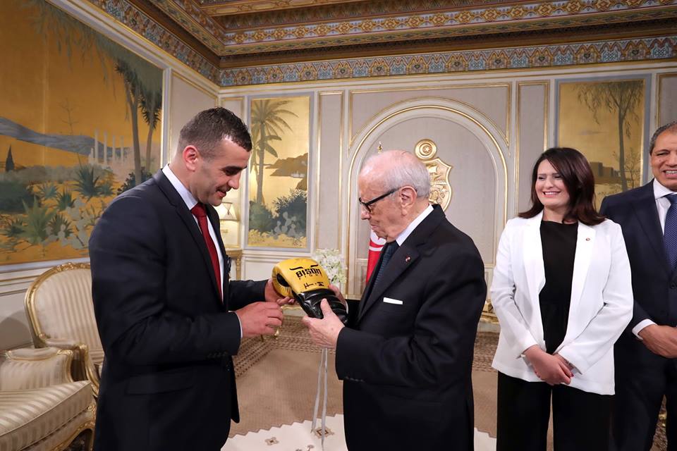 Le président Caïd Essebsi décore le boxeur tunisien Moez F’hima