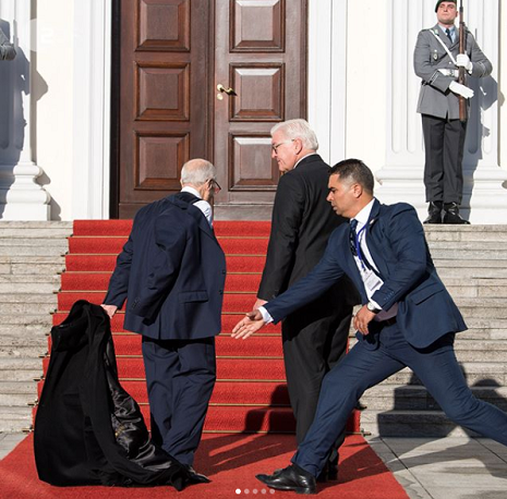 Photo du jour : A Berlin, le manteau de BCE tombe par terre 