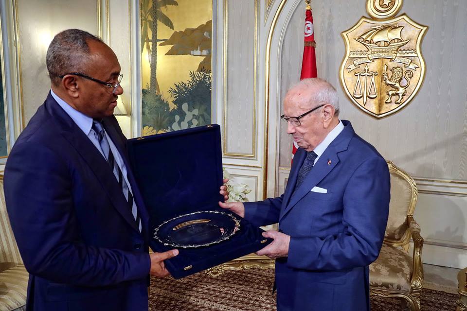 Le président de la CAF salue les progrès du football tunisien