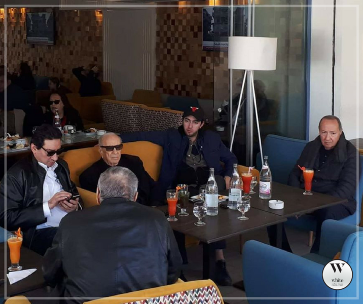 Photo du jour: Béji Caïd Essesbi dans un café de Sidi Bou Saïd