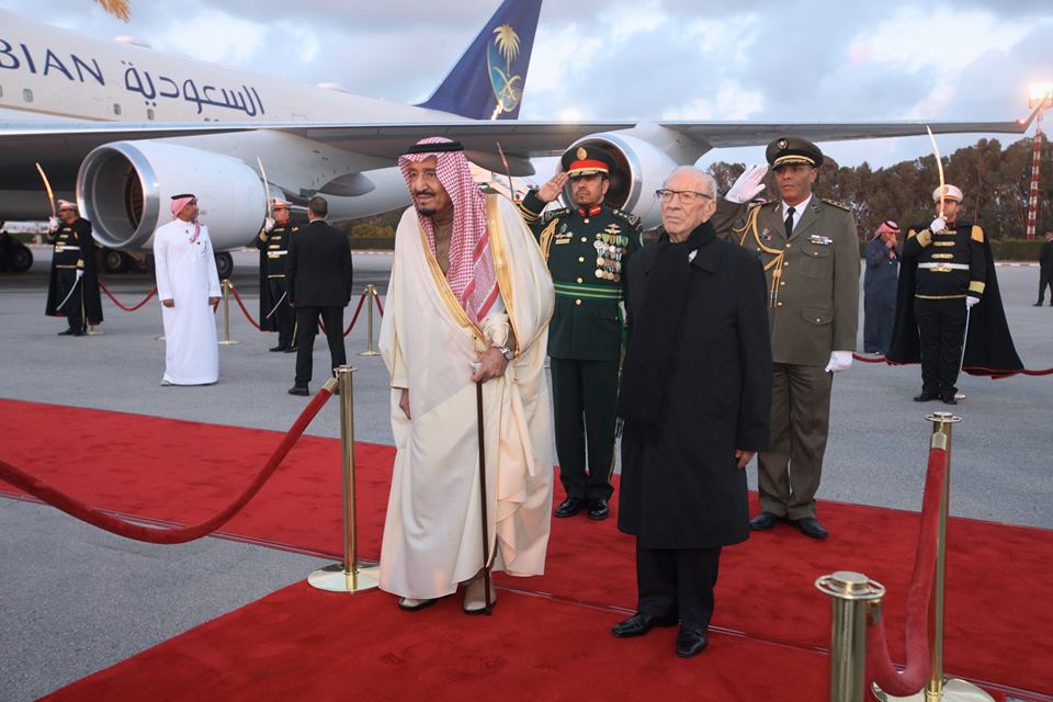 Le Roi Salmane arrive en visite dâEtat à Tunis, il est accueilli par BCE
