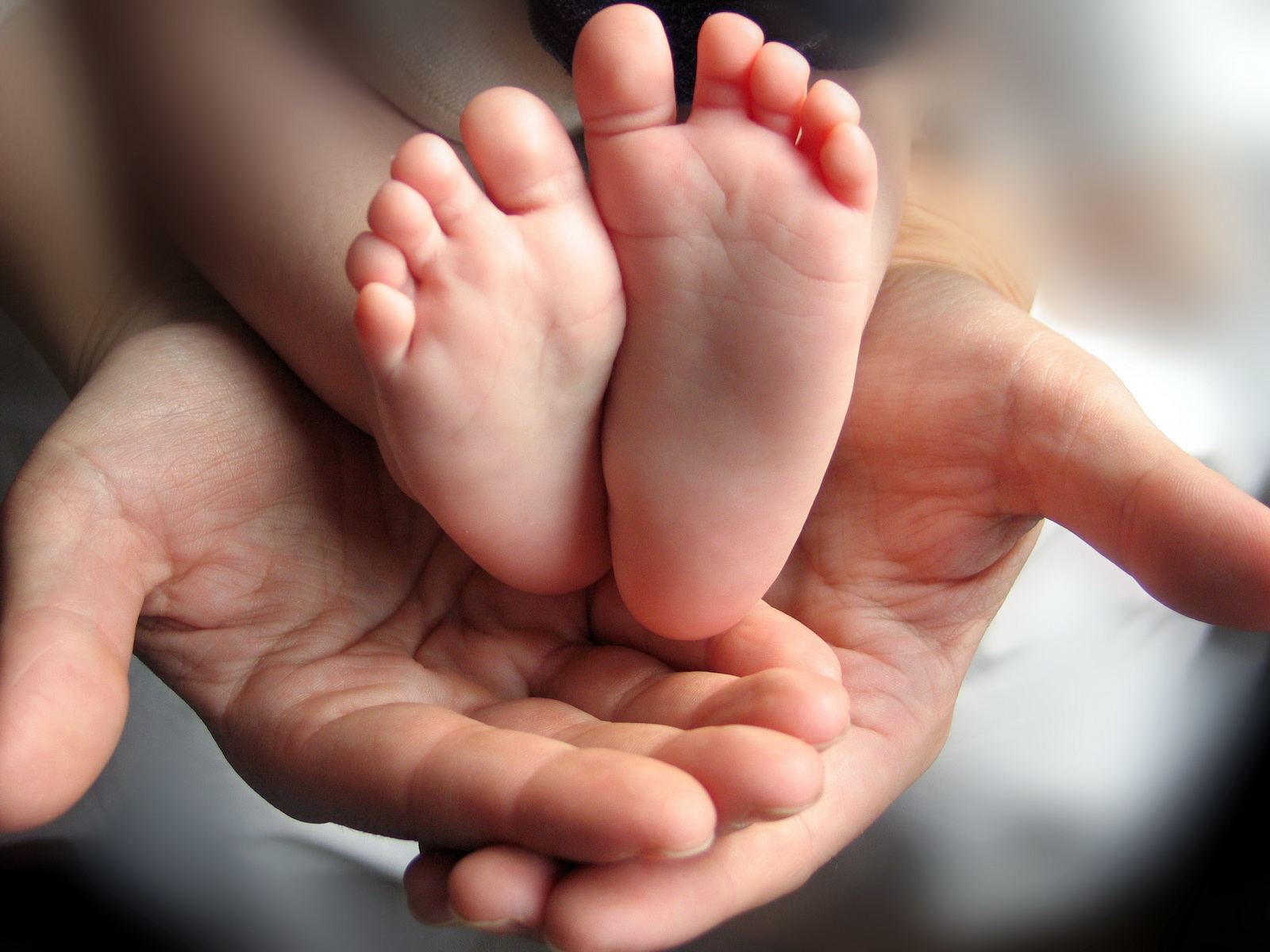 Pour faire taire son bébé, un père algérien le met dans un frigo