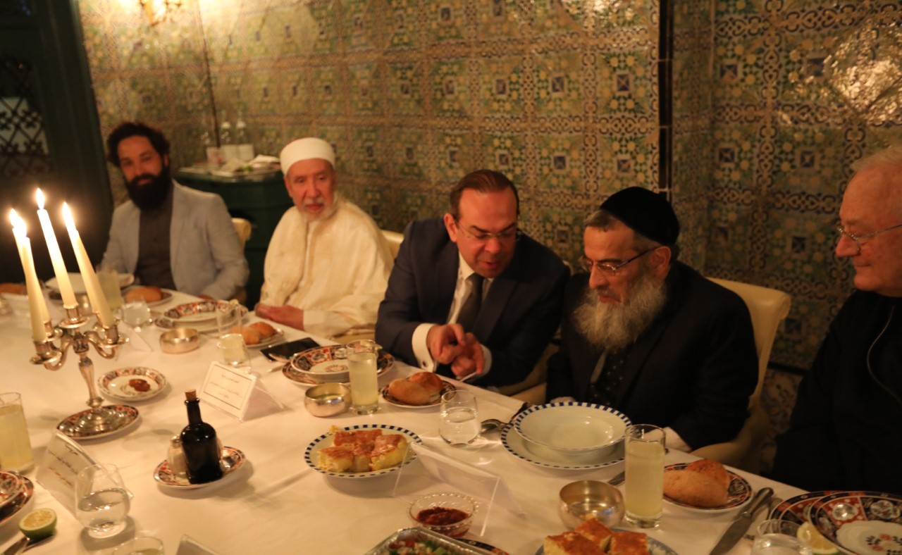 Un diner d’Iftar réunissant les représentants des trois religions monothéistes