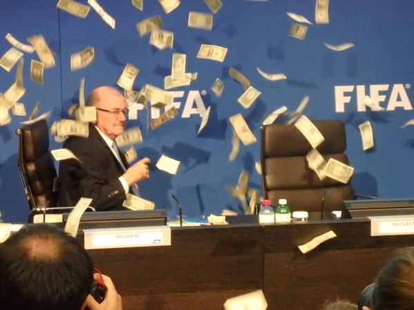 En pleine conférence, Sepp Blatter arrosé de faux dollars