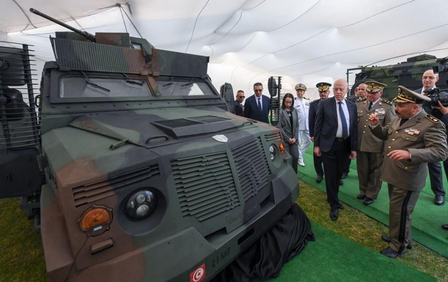 Présentation à Kaïs Saïed d'un véhicule blindé anti-mines fabriqué dans les ateliers de l'armée
