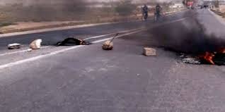 Dépité par le blocage de la route un citoyen tire sur les protestataires 