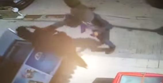 Scandale: La serveuse violemment agressée par la police au motif qu'elle ne jeûne pas (Vidéo)