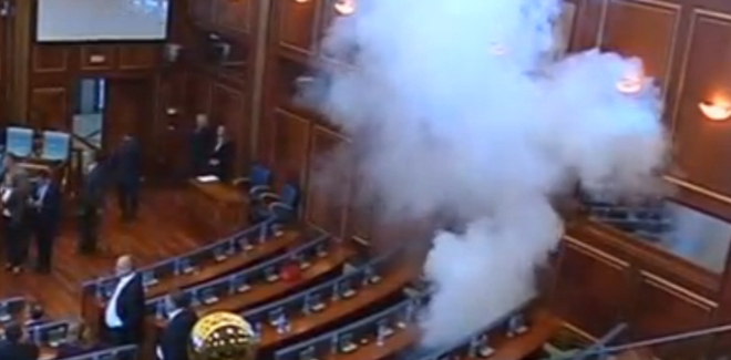 Des députés qui lancent du gaz lacrymogène au sein d'un Parlement
