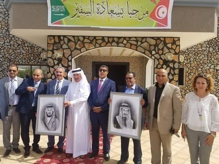 La honte: Un ministre tunisien pose avec la photo de l’héritier du trône saoudien 
