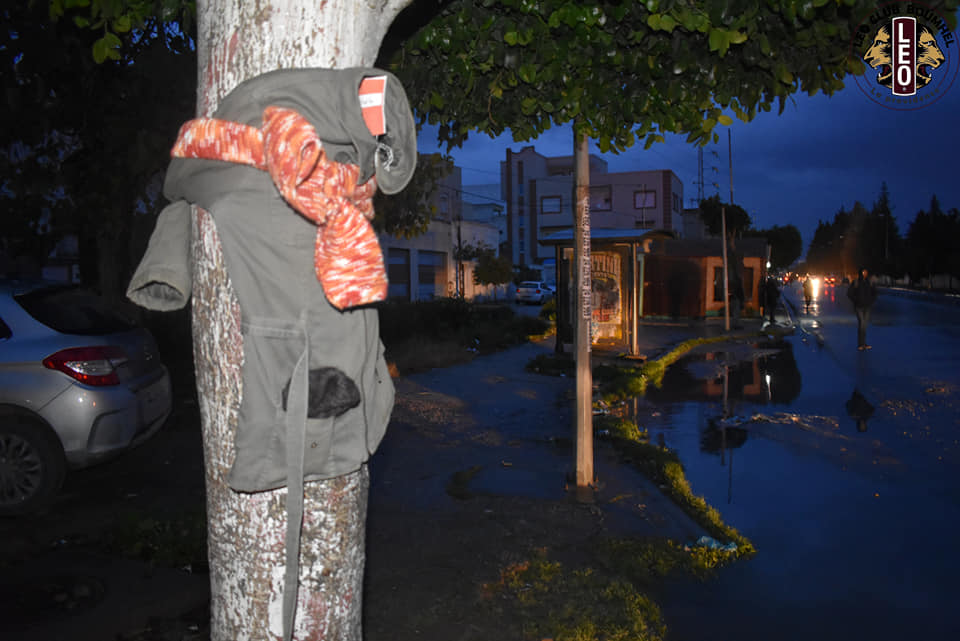 Photo du jour : A Boumhal, ils accrochent des vêtements aux arbres pour les plus démunis