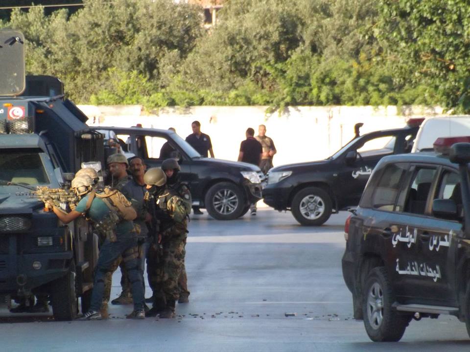 Le terroriste utilise sa femme et son bébé comme boucliers humains