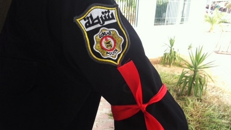 Les policiers en brassards rouges
