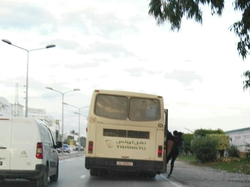 Ces élèves exposés au risque d'être écrasés par un bus