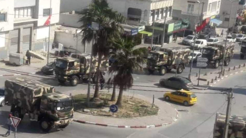Que font les camions militaires dans les rues de Tunis?