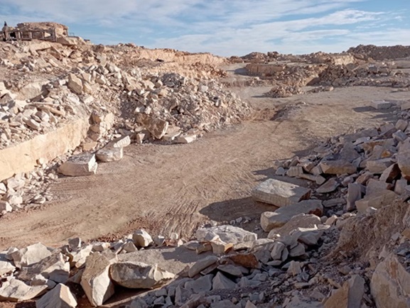 Domaines de l'Etat : Récupération d'une carrière de pierre marbrée à Tala