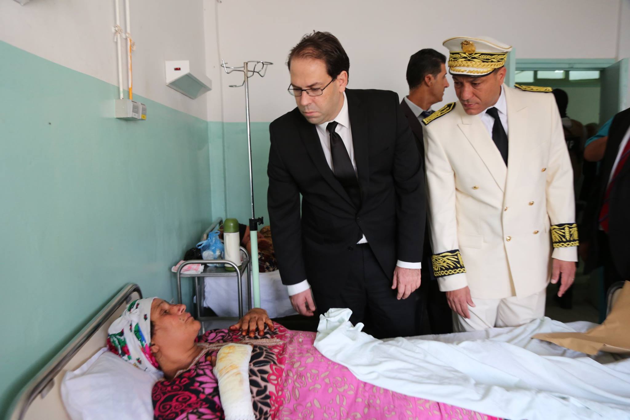 Chahed ordonne d’équiper immédiatement l’hôpital de Kasserine et va annoncer une initiative pour Gafsa