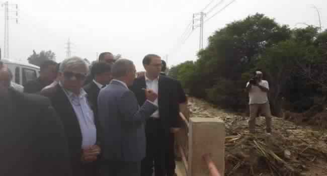 Youssef Chahed tient sa promesse : il fait don d’un tracteur à un agriculteur de Ksar Hellal