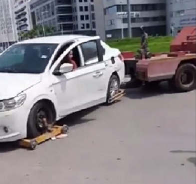 Le "chenguel" tente d'enlever la voiture avec sa conductrice à l'intérieur (Vidéo)