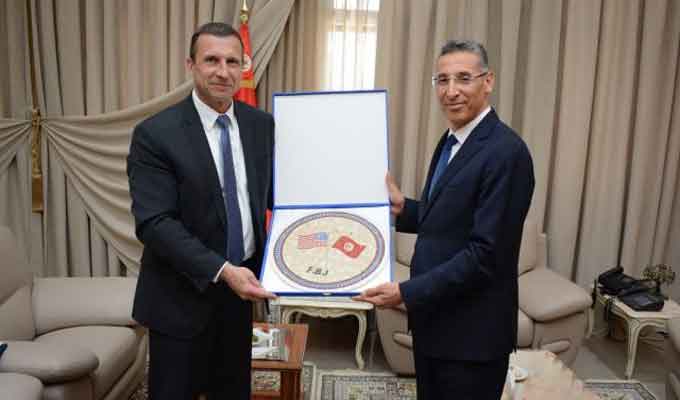Tunisie – USA : Taoufik Charfeddine reçoit le directeur adjoint des opérations au FBI