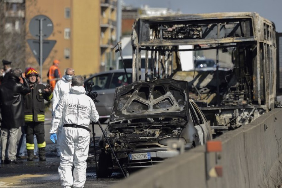 Italie: un chauffeur de bus prend en otage 51 collégiens et incendie son véhicule