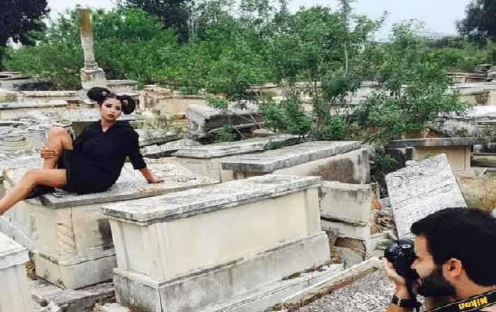 Photo du jour : Un cimetière choisi pour une séance de shooting pour un mannequin