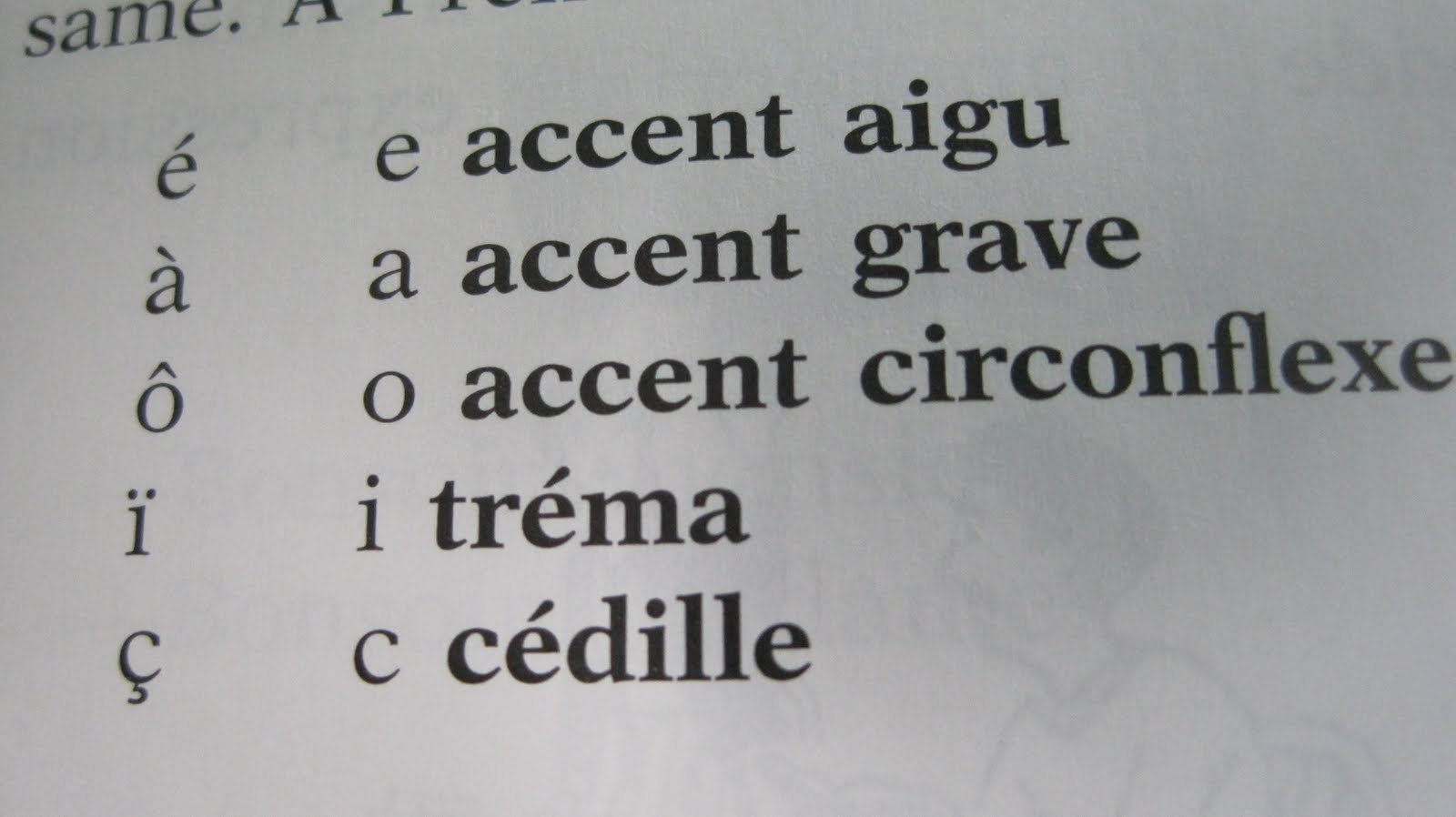 Non, l'accent circonflexe ne disparaît pas, et c'est tant mieux !