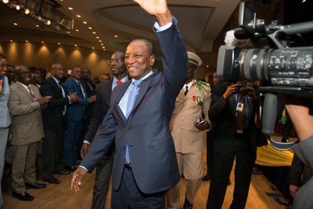 Guinée: Alpha Condé remporte la présidentielle au premier tour avec 53%