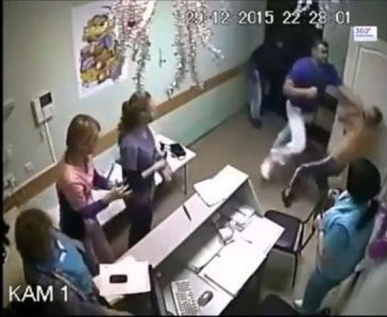 Scandale: Le patient meurt après avoir reçu un violent coup de poing du... médecin (Vidéo)