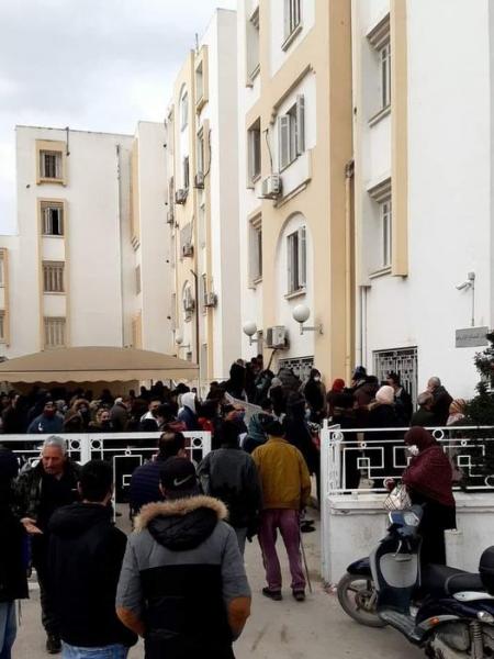 Photo du jour : Une foule devant la direction régionale de la CNSS, pourtant les délais ont été prolongés