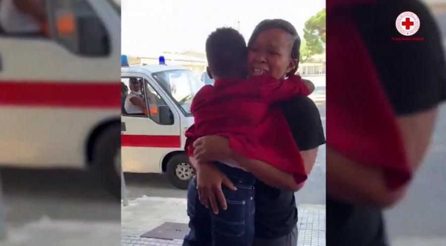 Emouvant: Séparés en Libye, un enfant de six ans et sa mère se retrouvent en Sicile (vidéo)