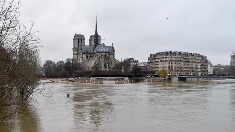  La Seine atteint son pic de crue : 5,85  mètres, la décrue commence 
