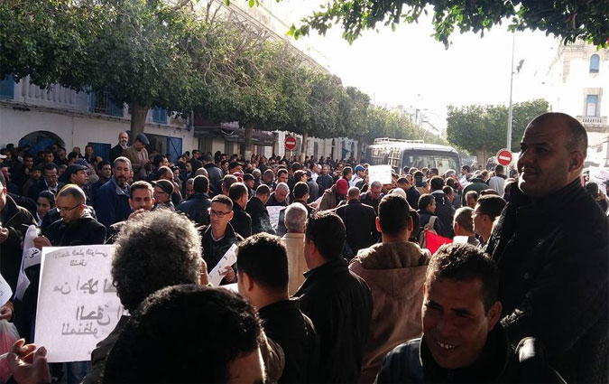 Les professeurs manifestent et réclament la tête de Néji Jalloul
