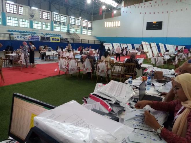 Référendum: Poursuite du dépouillement des bulletins de vote dans les régions