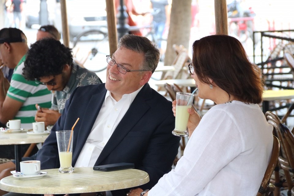 L’ambassadeur US se promène sur l’Avenue Habib Bourguiba à Tunis