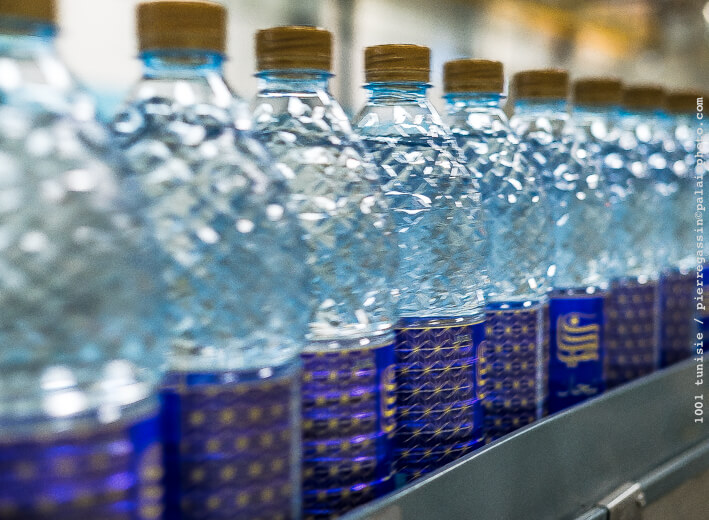 Pour près de la moitié des Tunisiens, l’eau en bouteille est leur principale source,