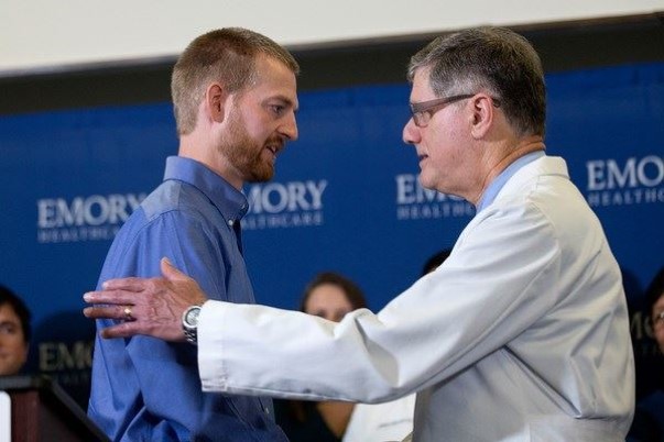 Deux Américains atteints par Ebola guéris