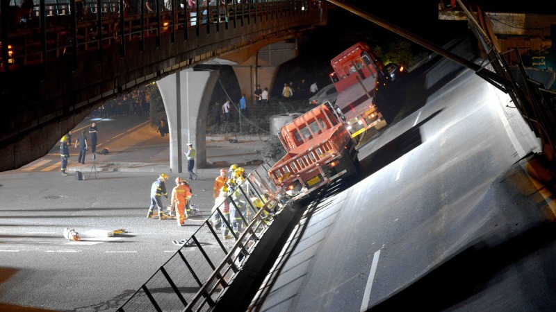 Chine: Trois morts dans l'effondrement spectaculaire d'un pont (Vidéo)