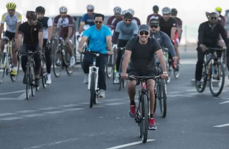 Photo du jour : l’Emir du Qatar faisant du sport à vélo